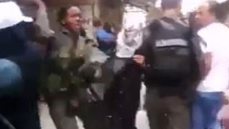 Filistinli kadın İsrailli askerler tarafından yumruklandı