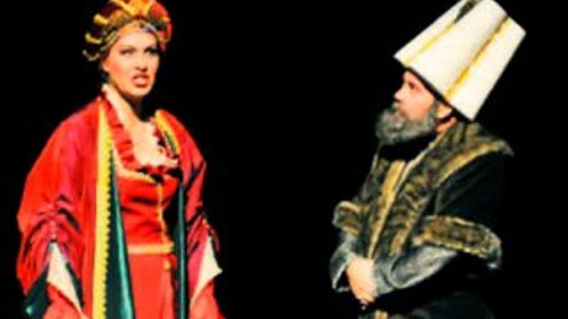 Hürrem kostümünde kaçak içki ticareti