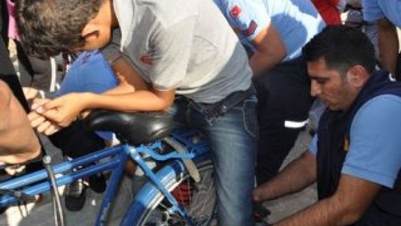 Adanalı çocuğun kalçasına bisikletin demiri saplandı İZLE