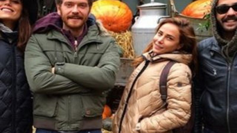 Cansu Dere oyuncu arkadaşlarıyla tatilde