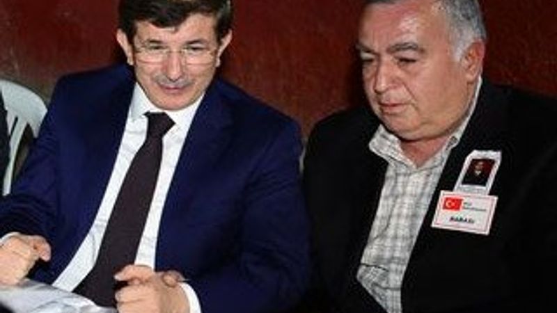 Davutoğlu'ndan şehit ailesine taziye ziyareti