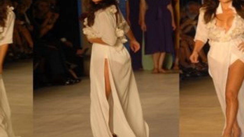 Ebru Şallı 12 yıl sonra podyumda İZLE