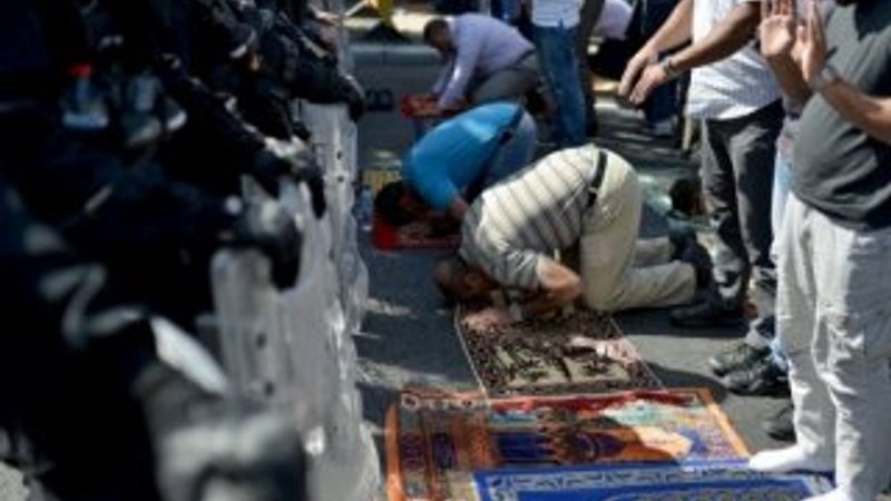 Kudüs'te polis denetiminde Cuma namazı