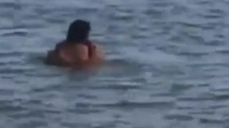 Denizde sevişen çifti hastanede ayırdılar