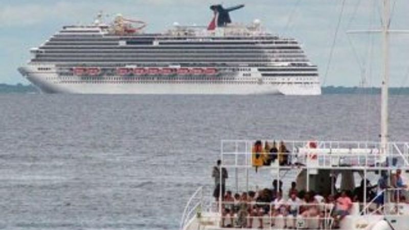 Ebolalı hasta taşıyan ABD gemisi hiçbir limana alınmadı