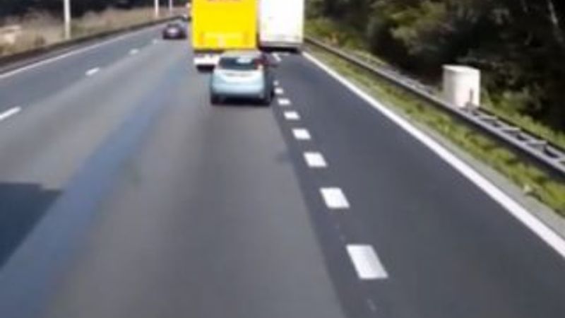 Otobanda makas atan araç paramparça oldu