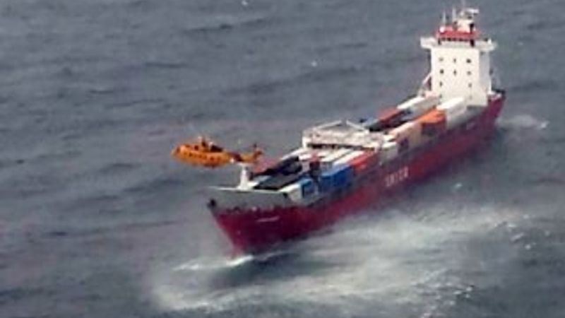 Yüzlerce ton petrol taşıyan tanker denizde sürükleniyor