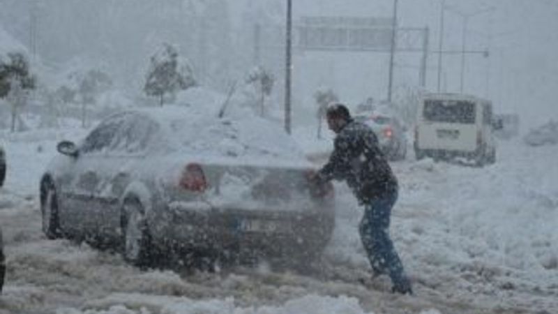 Hakkari'de yoğun kar yağışı ulaşımı olumsuz etkiledi