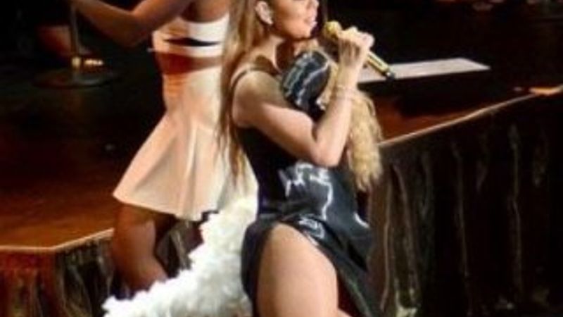 Mariah Carey'nin derin yırtmaçlı elbisesi
