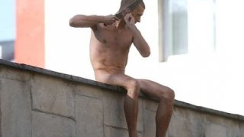 Rus ressam Pyoter Pavlenskiy protesto için kulağını kesti