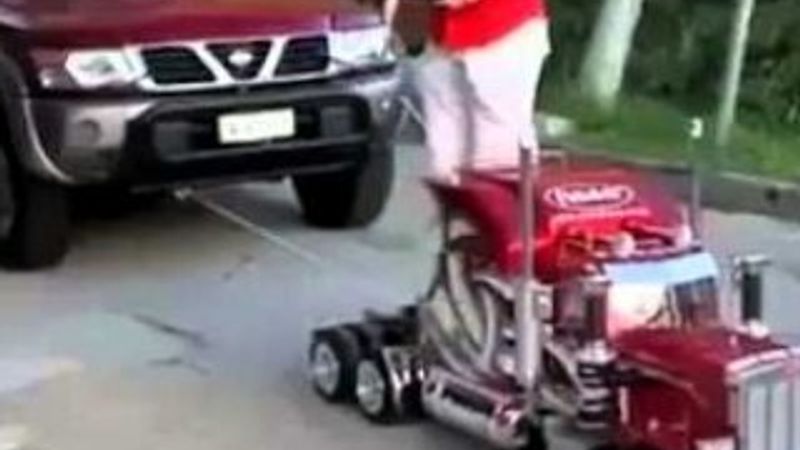 Oyuncak TIR ile jip çektiler