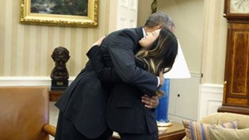 Obama Ebola'yı yenen hemşireyi kucakladı
