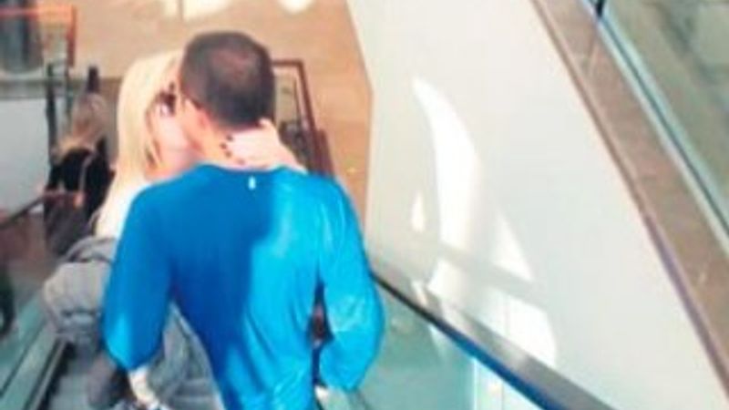 Serdar Ortaç ve Chloe dudak dudağa