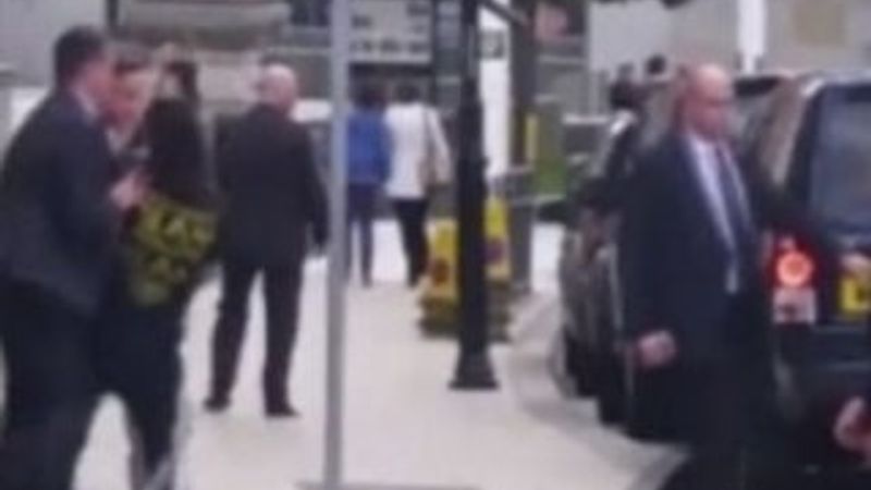 İngiltere Başbakanı David Cameron'a saldırı İZLE