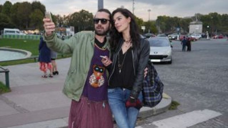 Halil Sezai etek giydi