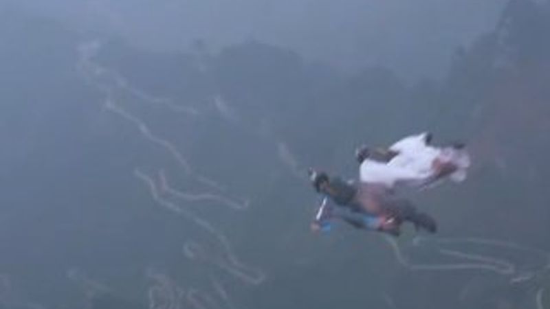 Yarışmacılar yarasa elbiseleriyle 300 metreden atladı