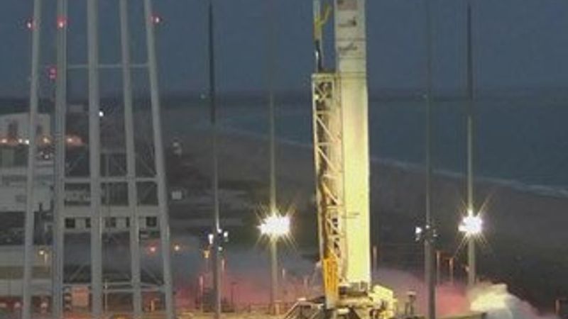 NASA roketi Antares kalkış sırasında infilak etti - İzle