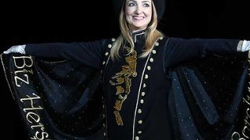 Aylin Nazlıaka podyuma çıktı