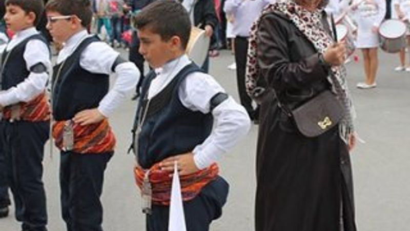 29 Ekim kutlamasında hançerli kadın panik yarattı