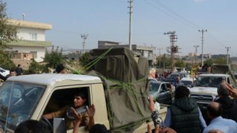 Mardin'de Kobani'ye giden peşmergelere sevgi gösterisi İZLE