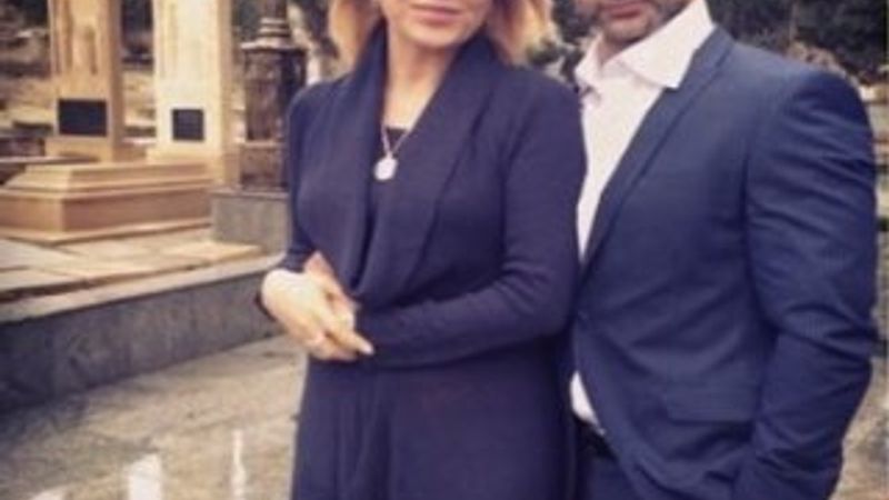 Doğuş ve eşi mezarlıkta