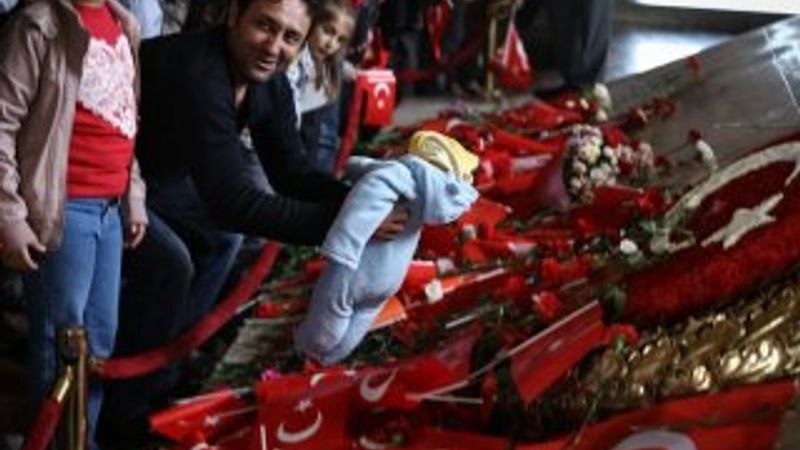 Atatürk'ün mozolesinde bebekli fotoğraf