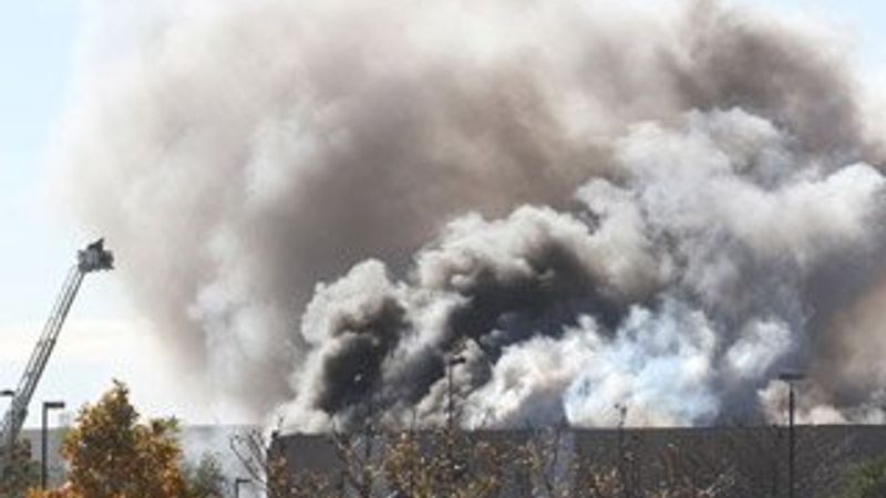 ABD'de bir uçak binaya çarptı: 2 ölü 4 yaralı