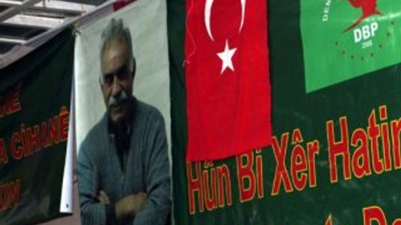 Türk Bayrağı ile Öcalan'ın fotoğrafını yan yana astılar