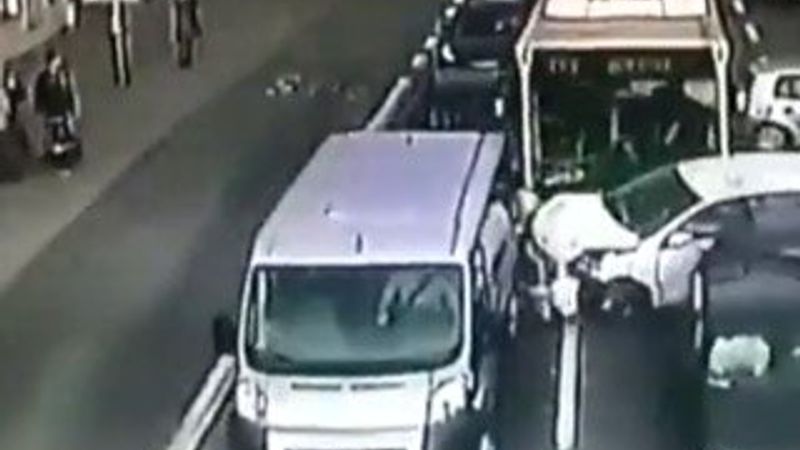 Otobüs arabaları biçti - İzle