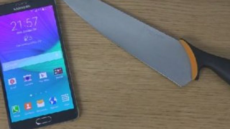 Galaxy Note 4'ün ekranına bıçakla test