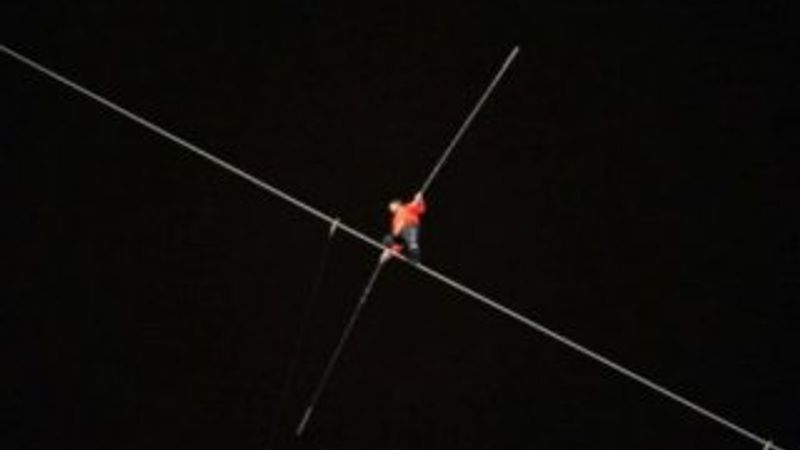 ABD'li cambaz nehrin üzerinden gözleri kapalı geçti