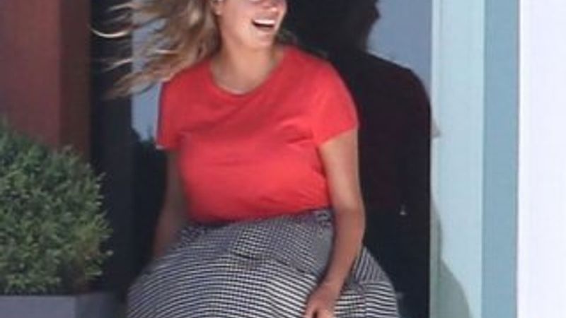 Kate Upton'un eteği açıldı