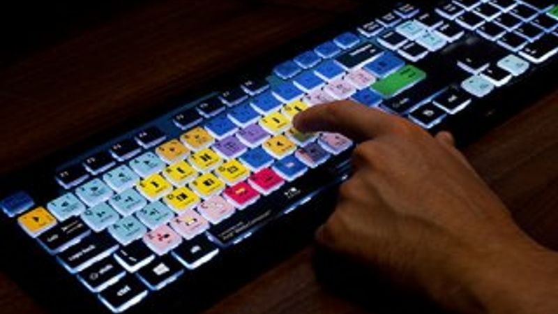 Editörler için özel aydınlatmalı klavye üretildi