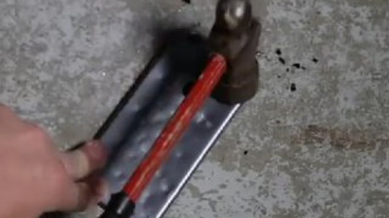 iPhone 6 bıçak ve çekiçle test edildi İZLE