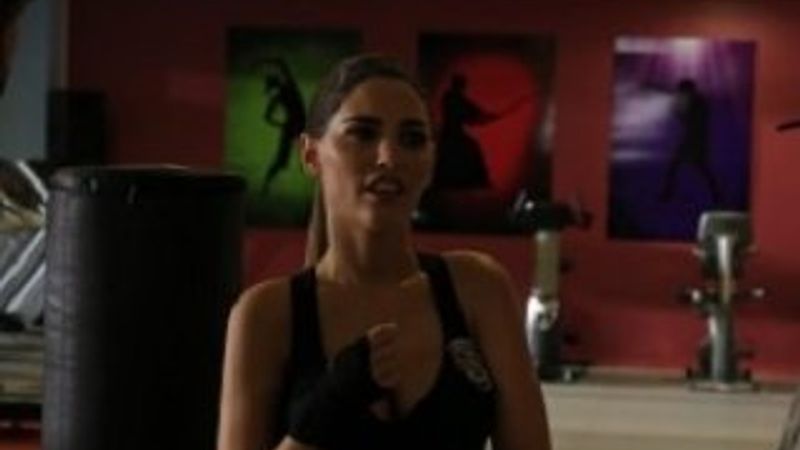 Yolanthe Cabau film çekiminde elini kırdı