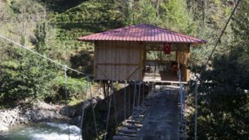 Rize'de kayanın üzerine kulübe yaptılar