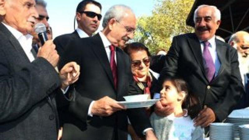 Kılıçdaroğlu aşure dağıttı