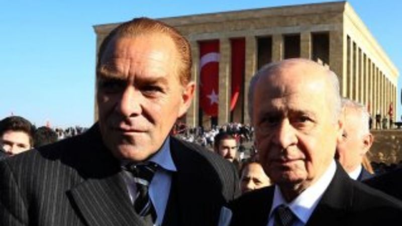Bahçeli'den Atatürk'ün benzeriyle Selfie
