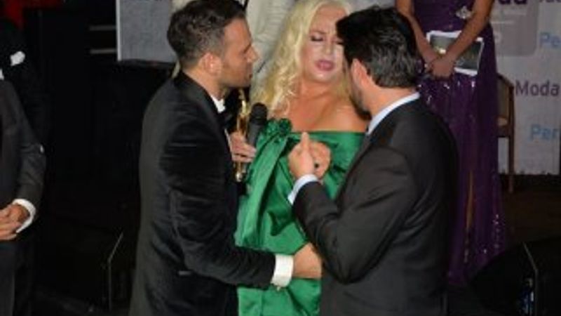 Banu Alkan geceye iki erkekle katıldı