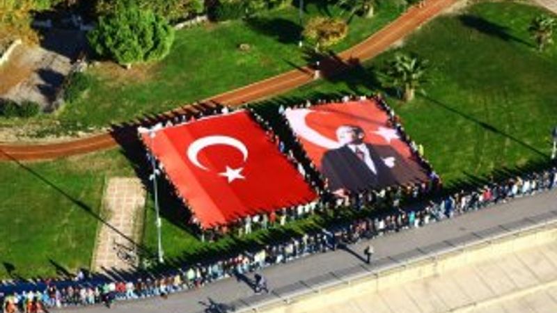 Kadıköy'de Atatürk için saygı zinciri rekor kırdı