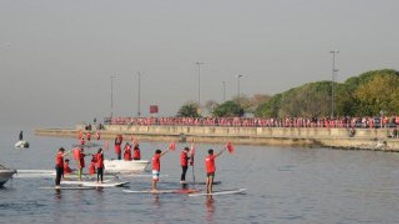 Kadıköy'de Ata'ya saygı zinciri