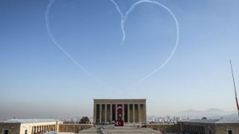 Türk Yıldızları Anıtkabir üzerinde kalp çizdi İZLE