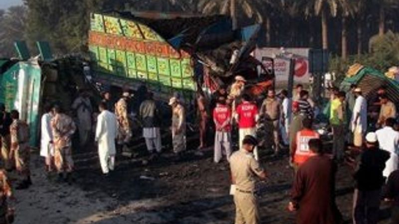 Pakistan'da yolcu otobüsüyle kamyon çarpıştı: 57 ölü