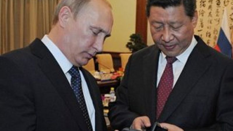 Putin'den Çin lideri Jinping'i mest eden hediye - İzle