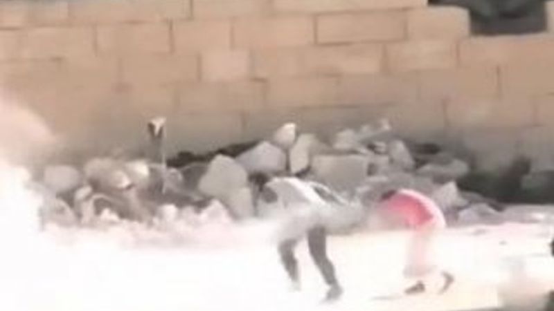 Suriye'de kardeşini kurtarmaya çalışan küçük çocuk İZLE