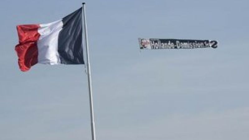 Hollande'a uçakla pankartlı istifa çağrısı