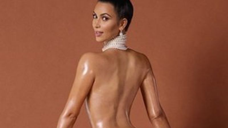 Kim Kardashian kalçasını açtı