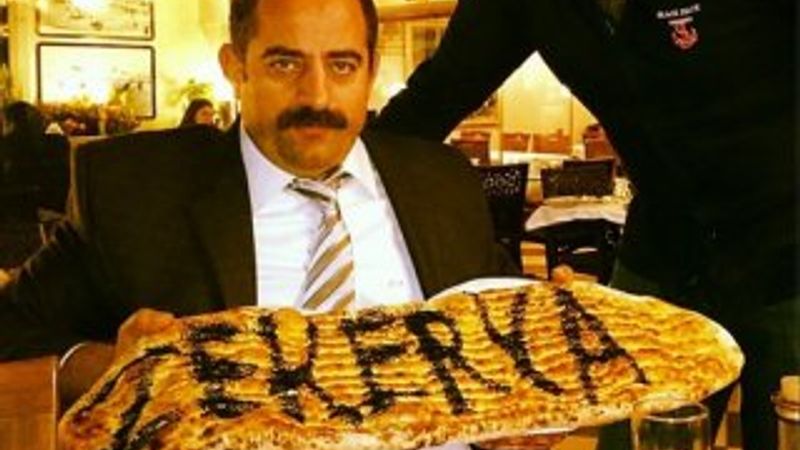 Zekeriya Öz tırnaklı lavaşa ismini yazdırdı