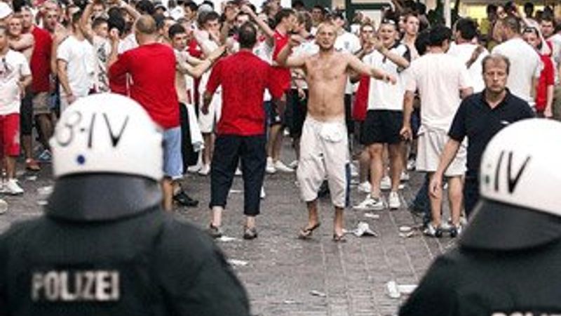 Almanya’da holigan gösterisine izin çıktı