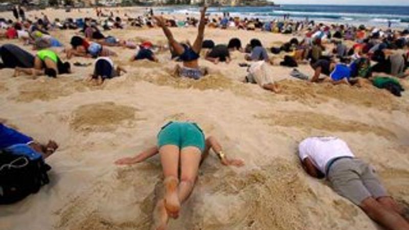 Kafasını kuma gömen gruptan dünya liderlerine mesaj